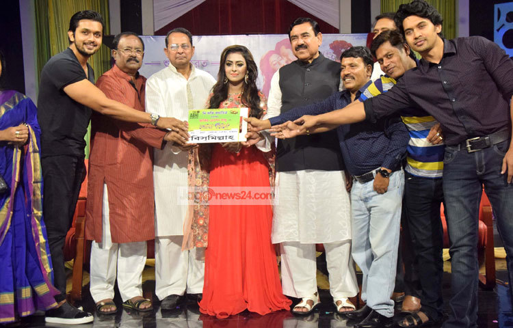 শুভ-তানহার &lsquo;ভালো থেকো&rsquo; ছবিটির মহরত অনুষ্ঠিত হয়েছে মঙ্গলবার (২০ সেপ্টেম্বর) সন্ধ্যায় এফডিসির ৮ নাম্বার ফ্লোরে। ছবি : মাহবুব আলম।