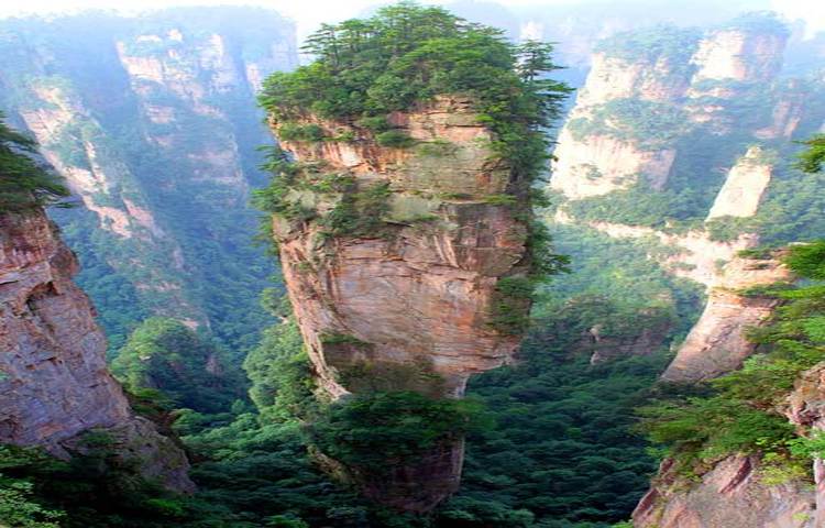 তানজি : চীনের হুনান প্রদেশের মনোমুগ্ধকর এই স্থানটি অবস্থিত। এটি দেখে অনেক দর্শকই বিস্ময়ে বিমূঢ় হয়ে যান।