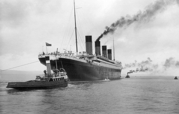 প্রবল জোয়ারে কারণে আটলান্টিক মহাসাগরে ভাসমান বরফে টাইটানিকের যাত্রার পথে বাধার সৃষ্টি হয়। এই জোয়ারের টানেই কঠিন বরফে গতিপথ বদলে যায়। বরফের সঙ্গে টাইটানিকের সঙ্গে প্রচণ্ড ধাক্কা লাগে।