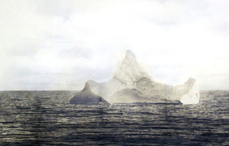 বিজ্ঞানীরা বলছেন, এই প্রতিসরণের কারণে ভেসে আসা বরফ চিহ্নিত করতে পারেননি জাহাজের ক্যাপ্টেন ও কর্মীরা। (এই বরফেই ধাক্কা লেগেছিল বলে বিজ্ঞানীদের অনুমান)।