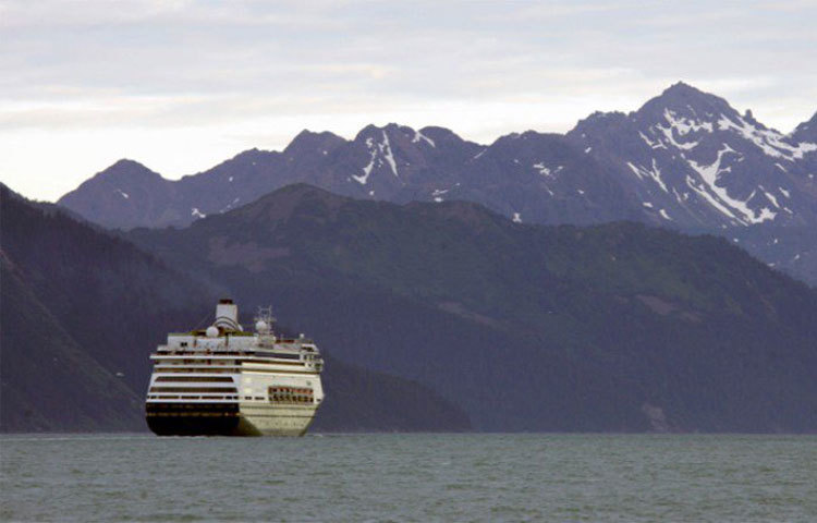 টাইটানিকের সলিল সমাধির স্মরণে একটি ক্রুজ জাহাজ তৈরি করা হয়েছে। তাতে করেই পর্যটকদের দেখাতে নিয়ে যাওয়া হয় টাইটানিকের সলিল সমাধিস্থলটি।
