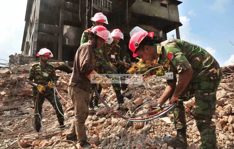 রাজধানীর অদূরে টঙ্গীর বিসিক শিল্প নগরীতে টাম্পাকো ফয়েলস কারখানার বিধ্বস্ত ভবনে সেনাবাহিনীর নেতৃত্বে উদ্ধার কার্যক্রম অব্যাহত রয়েছে। ছবি : বিপ্লব দিক্ষিৎ।
