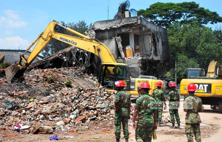 টাম্পাকো ফয়েলস লিমিটেডে বিস্ফোরণে নিহত ৩৪ জনের মধ্যে শনাক্ত হওয়া ২৮টি লাশ পরিবারের কাছে হস্তান্তর করা হয়েছে। এখন সার্বক্ষণিক তদারকিতে রয়েছে সেনাবাহিনীর সদস্যরা। ছবি : বিপ্লব দিক্ষিৎ।