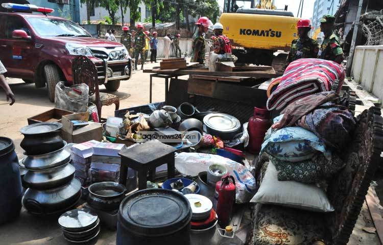 কারখানার ভেতরের তৈজসপত্র গতকাল বের করে আনা হয়েছে। ছবি : বিপ্লব দিক্ষিৎ।