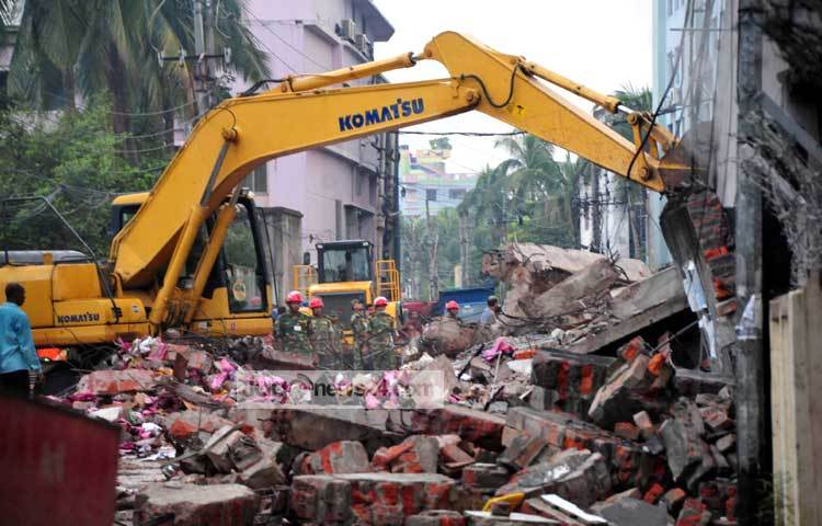বৃহস্পতিবার সকাল থেকে যথারীতি ধ্বংসস্তূপ অপসারণ ও নিখোঁজ ব্যক্তিদের উদ্ধার তৎপরতা শুরু করেন সেনাসদস্যরা। উদ্ধারকাজে সেনাবাহিনীকে সহায়তা করছেন ফায়ার সার্ভিসের কর্মীরা। ছবি : বিপ্লব দিক্ষিৎ।