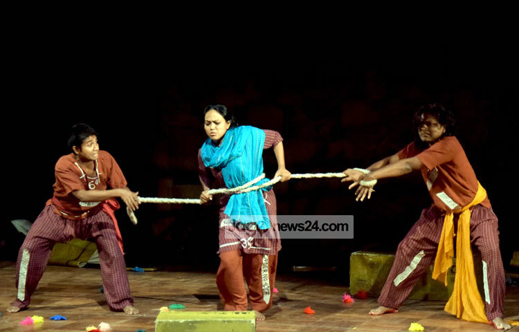 বাংলাদেশ শিল্পকলা একডেমির মূল থিয়েটার হলে গতকাল সন্ধ্যা ৭টায় প্রদর্শিত হয়েছে প্রাচ্যনাটের নাটক &lsquo;ট্র্যাজেডি পলাশবাড়ি&rsquo;। ছবি : মাহবুব আলম।