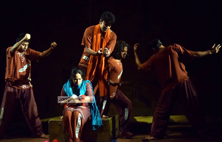 খ্যাতিমান নাট্যজন আজাদ আবুল কালামের নির্দেশনায় &lsquo;ট্র্যাজেডি পলাশবাড়ি&rsquo; নাটকটি মঞ্চস্থ হয়েছে। ছবি : মাহবুব আলম।