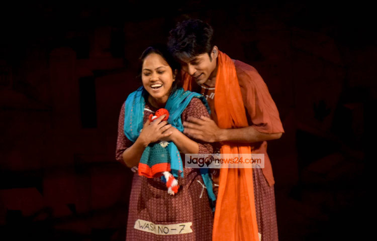 ২০০৫ সালের ১১ এপ্রিল গভীর রাতে সাভারের পলাশবাড়িতে ধসে পড়ে স্পেকট্রাম সোয়েটার অ্যান্ড নিটিং ফ্যাক্টরি। এই ঘটনাকে &lsquo;ট্র্যাজেডি পলাশবাড়ি&rsquo; নাটকটিতে ফুটিয়ে তোলা হয়েছে। ছবি : মাহবুব আলম।