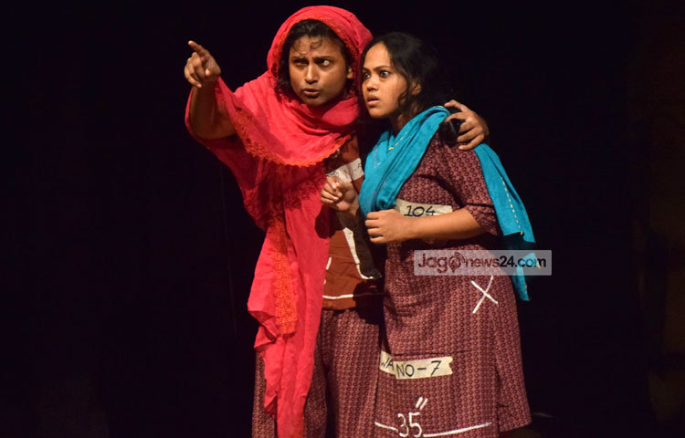 &lsquo;ট্র্যাজেডি পলাশবাড়ি&rsquo; নাটকটি সম্পর্কে নির্দেশক আজাদ আবুল কালাম বলেন, &lsquo;এই নাটকের চরিত্রগুলো সুনিপুণভাবে ফুটিয়ে তুলতে চেষ্টা করেছি। আশা করছি এটি এরই মধ্যে দর্শক হৃদয়ে জায়গা করে নিয়েছে। ছবি : মাহবুব আলম।