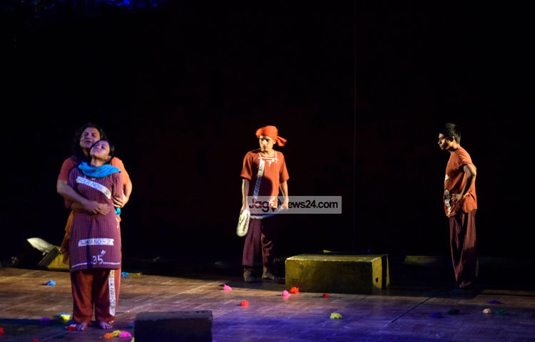 প্রতিবারের ন্যায় এবারের শোতেও উল্লেখযোগ্য সংখ্যক দর্শক &lsquo;ট্র্যাজেডি পলাশবাড়ি&rsquo; নাটকটি দেখতে এসেছিলেন। ছবি : মাহবুব আলম।