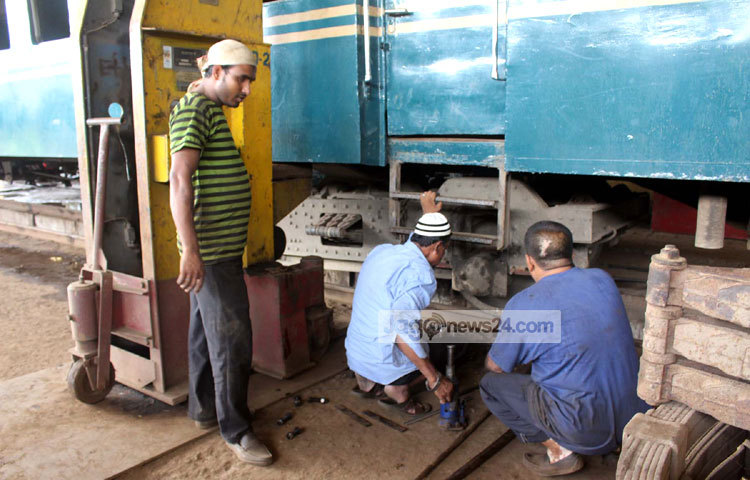 কদিন পরেই শুরু হবে ঈদের ঘরমুখো যাত্রীদের নাড়ির টানে বাড়ি ফেরার পালা। আর এ যাত্রায় অতিরিক্ত যাত্রীদের সেবা দিতে ট্রেনে বাড়তি বগি সংযোজন করা হবে। তাই চলছে পুরোনো বাগি মেরামতের কাজ। ছবি : বিপ্লব দিক্ষিৎ।