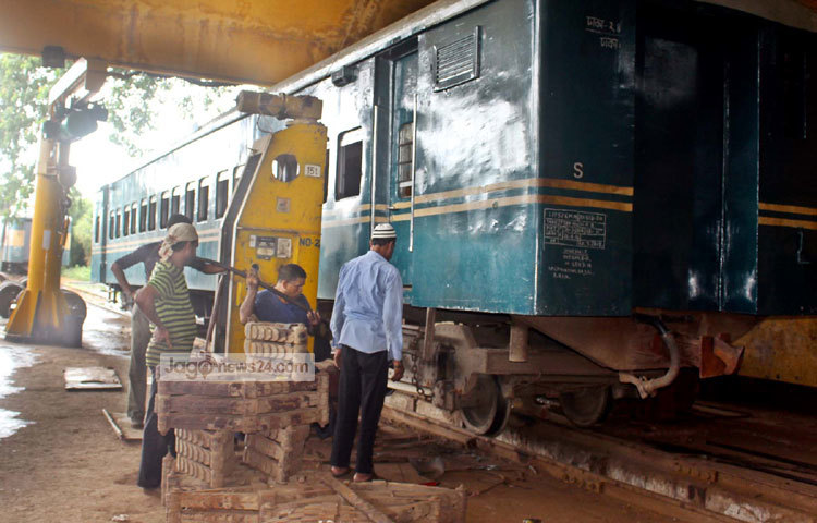 রাজধানীর কমলাপুর রেলস্টেশনের ডকইয়র্ডের কাছে যেতে শোনা গেছে মেরামতের টুকটাক শব্দ। ছবি : বিপ্লব দিক্ষিৎ।