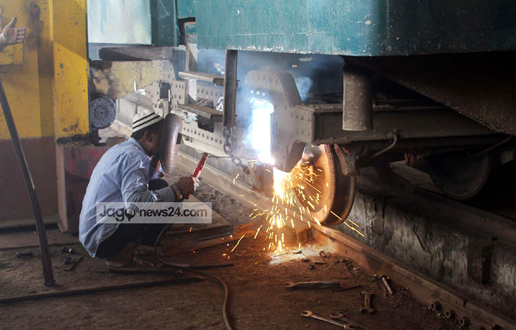 সারাদিন রোজা রেখেও রেলের মেরামত কর্মীরা বগির সংস্কারের কাজ করে যাচ্ছেন। ছবি : বিপ্লব দিক্ষিৎ।