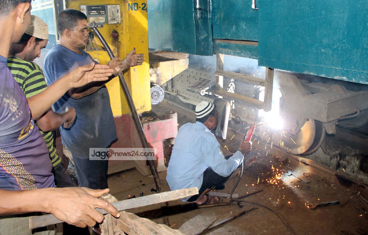 মেরমাত কর্মীদের সঙ্গে কথা বলে জানা গেছে, ঈদের যাত্রীদের সেবা দিতে পারবেন বলে সারাদিন কাজ করেও তাদের মনে কোনো ক্লান্তি নেই। ছবি : বিপ্লব দিক্ষিৎ।