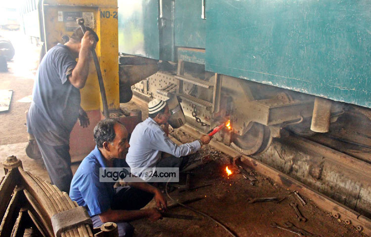 ট্রেনের বাগি গুলোতে চলছে ঝালাইয়ের কাজ। ছবি : বিপ্লব দিক্ষিৎ।