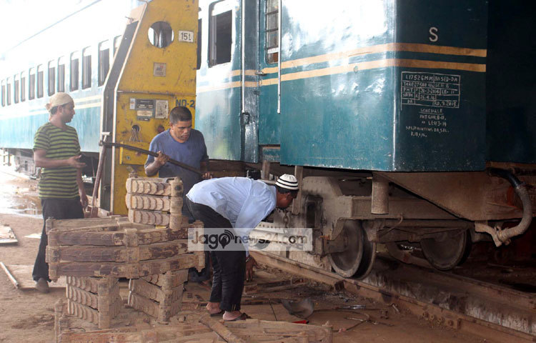 চলতে গিয়ে কোনো রকমের সমস্যা না হয় সেজন্য ভালো করে পরীক্ষা করে দেখছেন এই মেরামত কর্মী। ছবি : বিপ্লব দিক্ষিৎ।