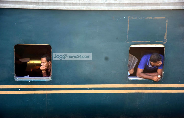 ট্রেনে উঠতে পেরে চিন্তিতে আছেন তারা। আপন ঠিকানায় ছুটছেন তারা। ছবি : মাহবুব আলম।