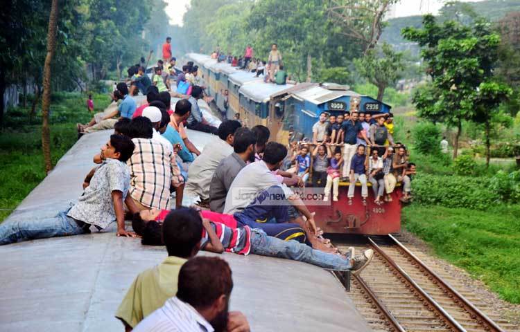 ট্রেনের ছাদে ঝুঁকি নিয়ে বাড়ির পানে ছুটছে মানুষ। ছবি : মাহবুব আলম।
