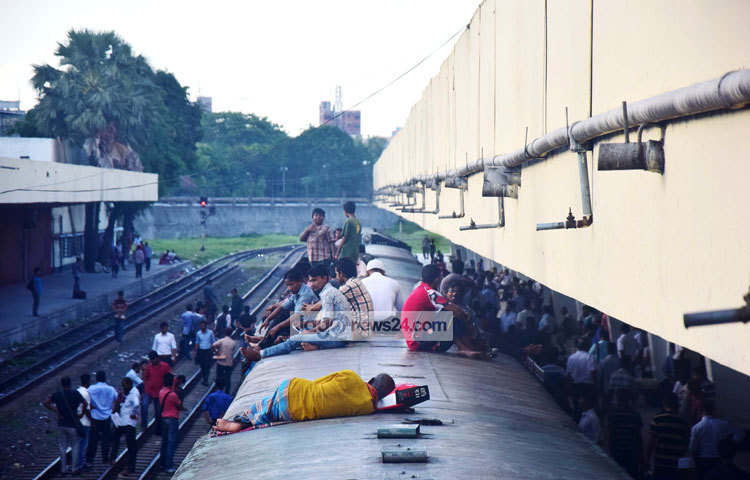 ঈদের যাত্রী নিয়ে স্টেশন ছাড়ার অপেক্ষায় এই ট্রেনটি। কিছুক্ষণ পরেই শুরু হবে ঈদ যাত্রা। ছবি : মাহবুব আলম।