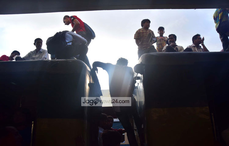 কোনো ঝুঁকি যেন ঝুঁকি মনে হয় না, যদি ঈদ আনন্দে প্রিয়জনের কাছে ফেরার তাড়া থাকে। ছবি : মাহবুব আলম।