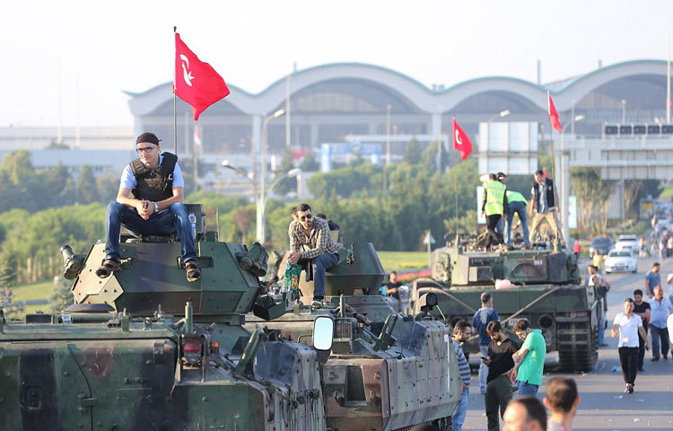 এদিকে রাস্তায় যাওয়া তুর্কিদের বাড়ি ফেরার আহ্বান জানাচ্ছেন সেনারা।