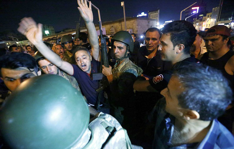 তুরস্কে শুক্রবার দিবাগত রাত আড়াইটার দিকে সামরিক অভ্যুত্থানের মাধ্যমে ক্ষমতা দখলের চেষ্টা করেছিল বিদ্রোহী সেনা সদস্যরা।