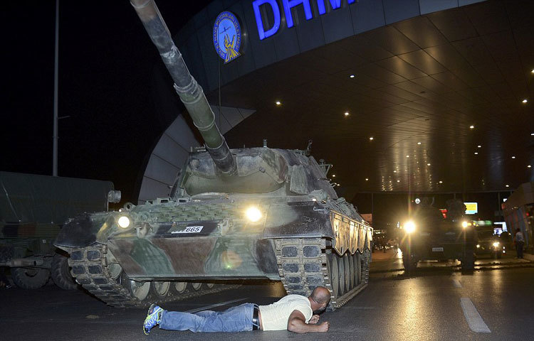 তুরস্কের পরিস্থিতি কিছুটা নিয়ন্ত্রণে আসার পরই দেশটিতে গণগ্রেফতার চালানো হচ্ছে। এখন পর্যন্ত ২৮৪৯ সেনা সদস্যকে আটক করা হয়েছে। সরকার পরিস্থিতি নিয়ন্ত্রণে আনার পর অভ্যুত্থান প্রচেষ্টা ব্যর্থ হয়ে গেছে।