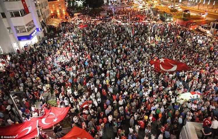 অভ্যুত্থান ব্যর্থ হওয়ার পর ৫০ সেনা সদস্য আত্মসমর্পণ করেছেন। বর্তমান সরকারকে হটিয়ে সেনা অভ্যুত্থানের মাধ্যমে ক্ষমতা দখলের চেষ্টা ব্যর্থ হয়েছে বলে দাবি করেছেন প্রেসিডেন্ট রিসেপ তাইয়েপ এরদোয়ান।