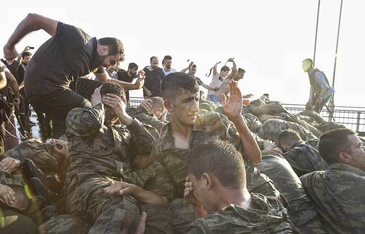 কারফিউ ভেঙে রাস্তায় নেমে সেনাবিরোধী বিক্ষোভ করে অনেক তুর্কি।