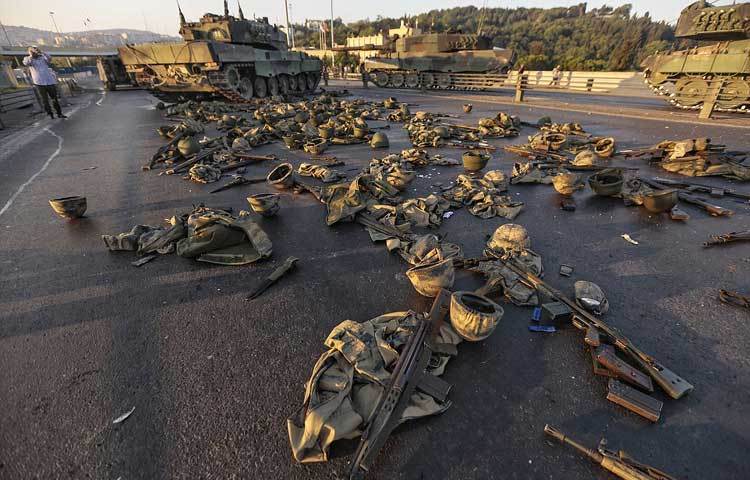 কারিফিউ ঘোষণা করে তুরস্কের সেনাবাহিনীর একটি অংশ দেশজুড়ে কারফিউ করেছিল। তবে এই কারফিউ ভেঙে অভ্যুত্থানের চেষ্টাকারীদের বিরুদ্ধে রাস্তায় নেমেছে তুরস্কের জনগণ।