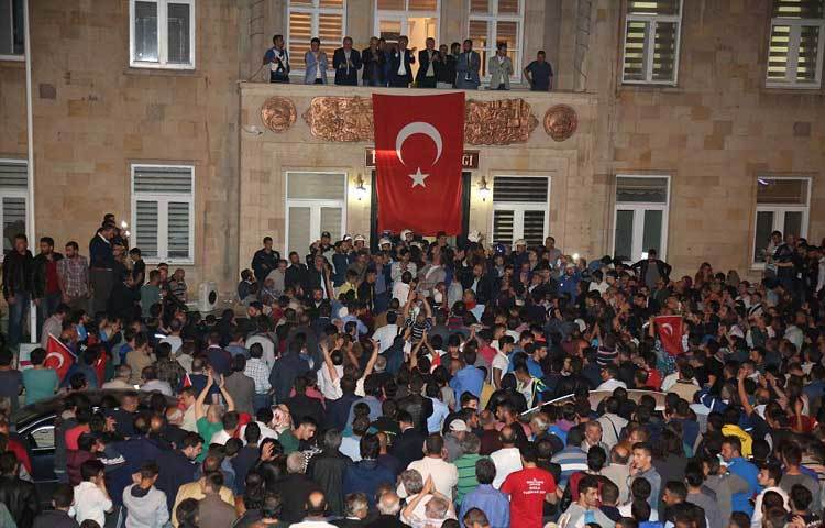 তুরস্কের বড় শহর ইস্তাম্বুলের বিভিন্ন ঐতিহাসিক স্থাপনাসহ দেশের বিভিন্ন এলাকায় তুর্কিরা জড়ো হয়েছে।