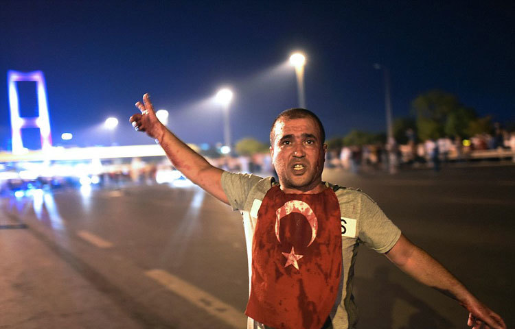 অভ্যুত্থানচেষ্টার পর তুরস্কের প্রেসিডেন্ট রিসেপ তাইয়্যেপ এরদোয়ান জনগণকে রাস্তায় নেমে অভ্যুত্থানের চেষ্টাকারী সেনাবাহিনীর একাংশের বিরুদ্ধে বিক্ষোভ করার আহ্বান জানান। এর মাধ্যমে নির্বাচিত সরকারের প্রতি জনগণকে সমর্থনের আহ্বান জানান তিনি।