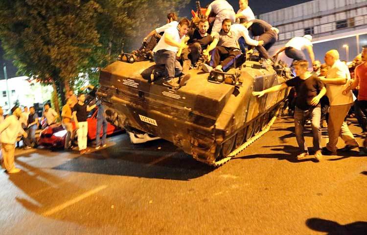 যুক্তরাজ্যের সংবাদমাধ্যম ইনডিপেনডেন্ট জানায়, কয়েক হাজার তুর্কি ইস্তাম্বুলের ঐতিহাসিক সব স্থাপনার সামনে জড়ো হয়েছেন। ট্রাংকসহ সামরিক যান নিয়ে রাস্তায় অবস্থান করছেন&nbsp; সেনাবাহিনীর একাংশের সদস্যরা।