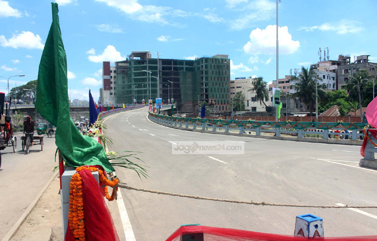 ঢাকা উত্তর সিটি কর্পোরেশনর পরিকল্পনায় &lsquo;ইউ&rsquo; আকৃতির গাড়ি পারাপারের এ সেতু বা ইউলুপ নির্মিত হয়েছে। ছবি : বিপ্লব দিক্ষিৎ।