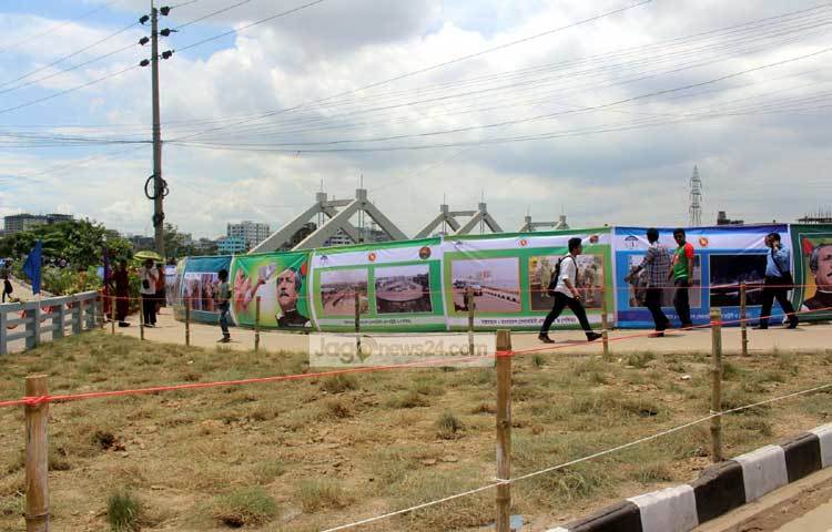 বনশ্রী থেকে ছেড়ে আসা গাড়িগুলো হাতিরঝিল ও কাওরান বাজার যেতে হলে ডানে মোড় নিলেই সৃষ্টি হয় যানজটের। ছবি : বিপ্লব দিক্ষিৎ।