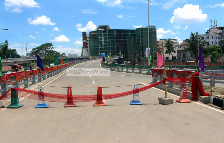 এছাড়া, কুড়িল-বাড্ডা ও বিমানবন্দর থেকে ছেড়ে আসা গাড়িগুলো রামপুরা ব্রিজ হয়ে যেতে হয় বিভিন্ন গন্তব্যে। এ ইউলুপটি উদ্বোধন হওয়ার ফলে যানজট&nbsp; সমস্যা অনেকাংশে কমে আসবে। ছবি : বিপ্লব দিক্ষিৎ।