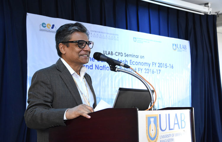 ইউল্যাব&ndash;সিপিডির বাজেট বিষয়ক সেমিনারে স্বাগত বক্তব্য রাখছেন ইউল্যাব উপাচার্য প্রফেসর ইমরান রহমান।