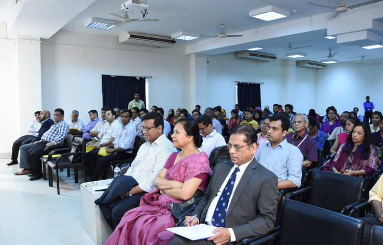 সেমিনারে আগত অতিথি এবং শিক্ষার্থীরা।