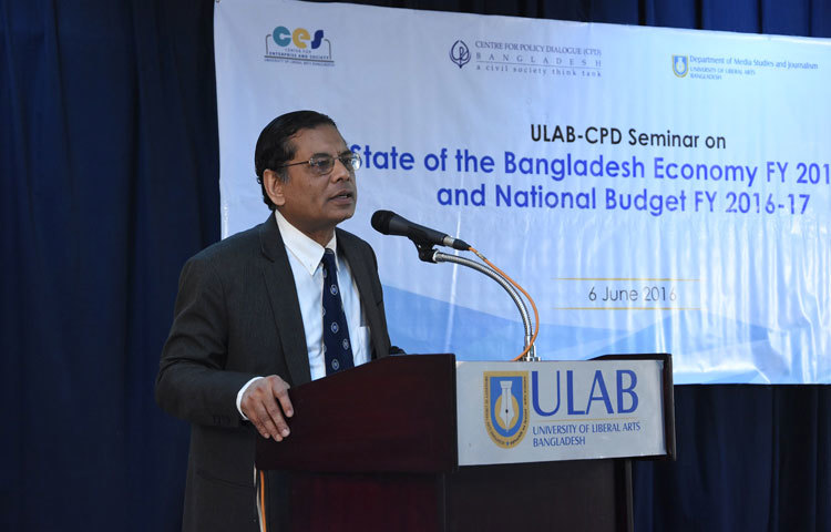 বক্তব্য রাখছেন সিপিডির নির্বাহী পরিচালক প্রফেসর মুস্তাফিজুর রহমান।