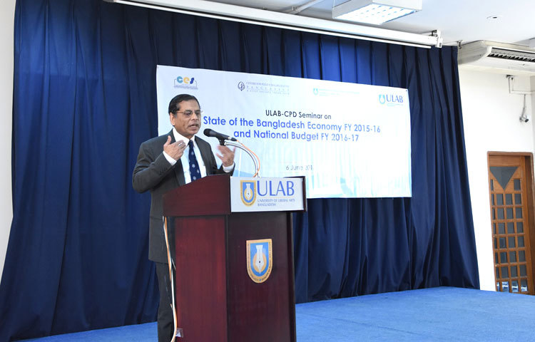 বক্তব্য রাখছেন সিপিডি এর নির্বাহী পরিচালক প্রফেসর মুস্তাফিজুর রহমান।