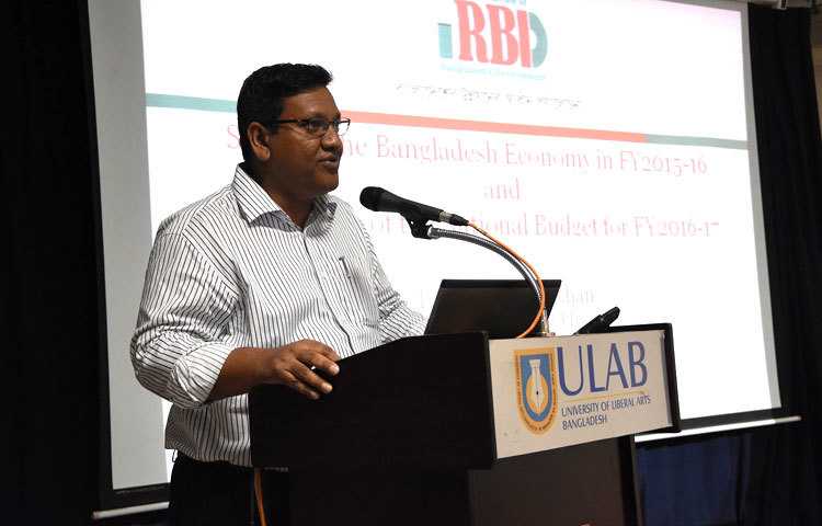 প্রেজেন্টেশন পরিচালনা করছেন সিপিডির রিসার্চ ফেলো তৌফিকুল ইসলাম খান।