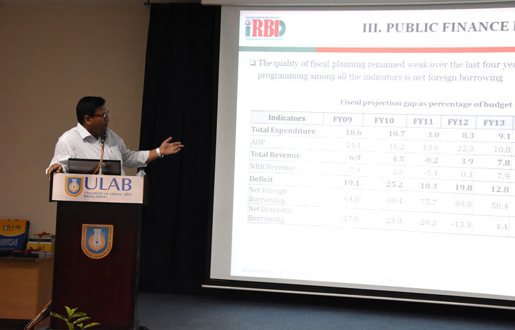 প্রেজেন্টেশন পরিচালনা করছেন সিপিডির রিসার্চ ফেলো তৌফিকুল ইসলাম খান।