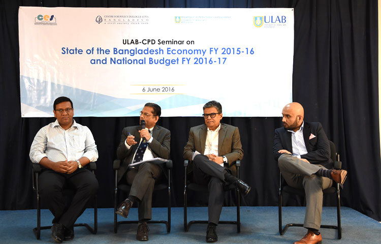 প্রশ্নোত্তর পর্বে চলছে। এতে বক্তারা বিভিন্ন প্রশ্নের মুখোমুখী হন।