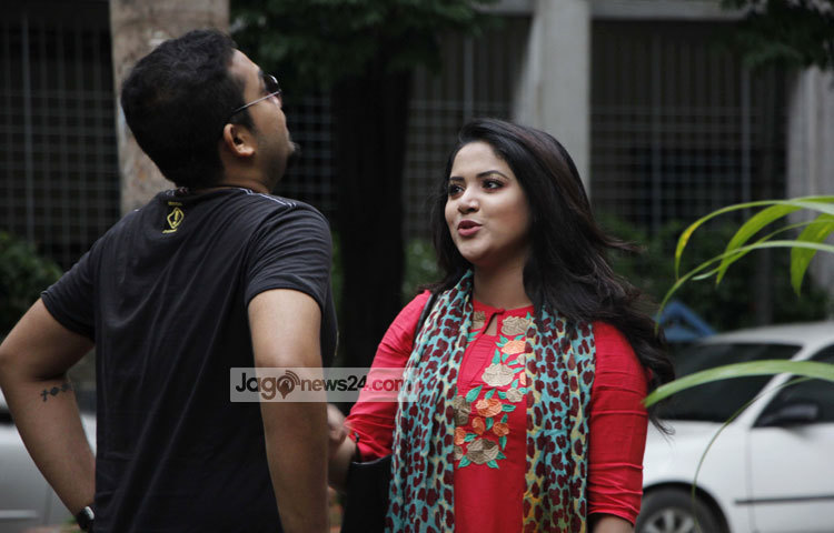 নির্মাতা কৌশিক শংকর দাস নাটক প্রসঙ্গে বলেন, &lsquo;এর গল্পটা তিন বন্ধুকে নিয়েই। এটা চেনা গল্পে নানা রসায়ন দিয়ে দর্শকদের সামনে উপস্থাপন করা হয়েছে। আশা করছি কাজটি ভালো হবে।&rsquo; ছবি : মাহবুব আলম।