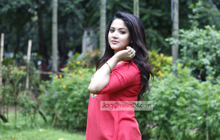 ঊর্মিলা তার অল্প সময়ের ক্যারিয়ারে তুমুল দর্শকপ্রিয়তা লাভ করেছেন। দর্শকদের এই ভালোবাসা ধরে রাখতে তার নিরন্তর ছুটে চলা। ছবি : মাহবুব আলম।