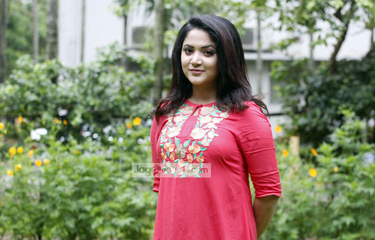 অভিনয়ের পাশাপাশি উর্মিলা সংসার সাজাতেও সমান গুরুত্ব দিচ্ছেন। স্বামী, সংসার এবং অভিনয় এ নিয়ে খুবই আনন্দে আছেন ঊর্মিলা। ছবি : মাহবুব আলম।