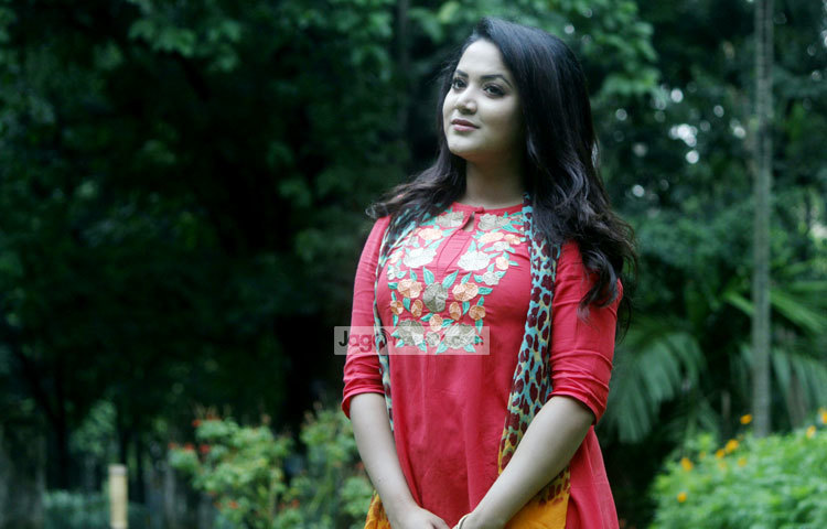 ঊর্মিলা বর্তমানে আসন্ন ঈদের নাটক এবং টেলিছবিতে অভিনয় নিয়ে অষ্টপ্রহর ব্যস্ত রয়েছেন। এরই মধ্যে তিনি বেশ কিছু নাটক এবং টেলিছবির শুটিং সম্পন্ন করেছেন। ছবি : মাহবুব আলম।