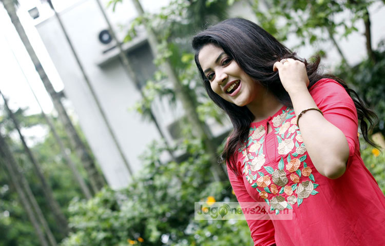 ঈদের নাটকের কাজ নিয়ে ঊর্মিলা বলেন, &lsquo;আমি সব সময় দর্শকের চাহিদার কথা মাথায় রেখেই অভিনয় করি। তাই ঈদে বাড়তি আনন্দ দিতে এই সময়ে ঈদের কাজকেই প্রাধান্য দিয়ে থাকি।&rsquo; ছবি : মাহবুব আলম।