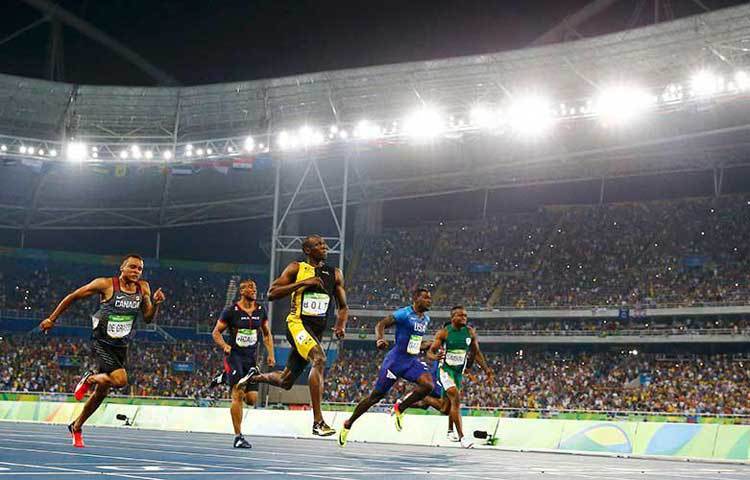 উসাইন বোল্ট টানা তৃতীয়বারের মতো অলিম্পিক অ্যাথলেটিকসের ১০০ মিটার দৌড়ের সোনা জিতলেন।