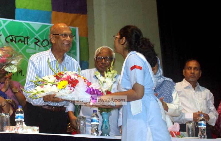 উদ্বোধনী অনুষ্ঠানে শিক্ষামন্ত্রী নূরুল ইসলাম নাহিদকে ফুলেল শুভেচ্ছা জানাচ্ছে এক ছাত্রী। ছবি : বিপ্লব দিক্ষিৎ